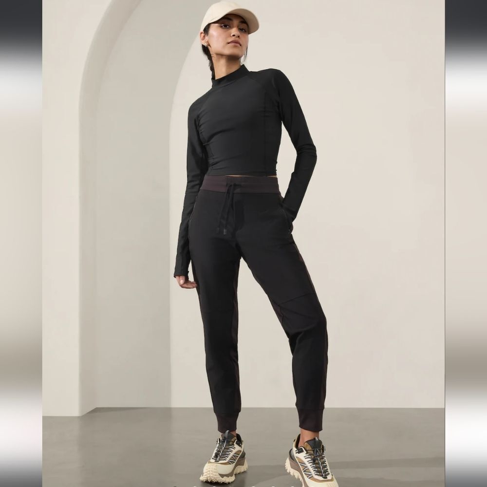 Athleta headlands hybrid trek jogger Black Jogger Pants Size 8 Mid Rise